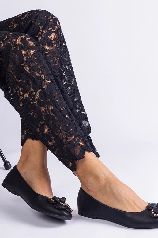 Sapatilhas pretas decoradas com uma...