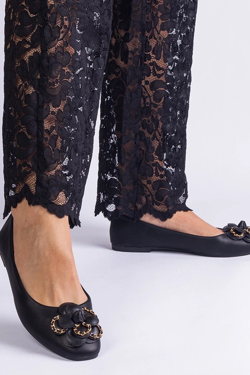 Sapatilhas pretas decoradas com uma...