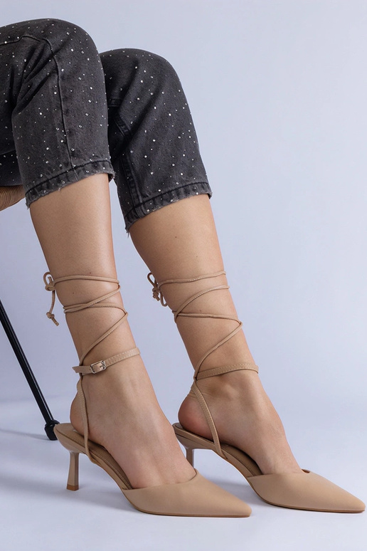 Sapatos de salto alto bege abertos...