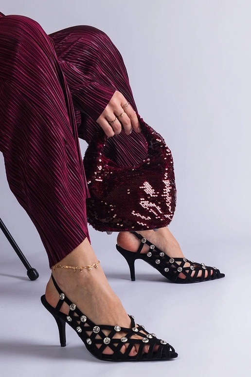 Sandália preta trançada com pedras...