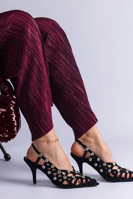 Sandália preta trançada com pedras...