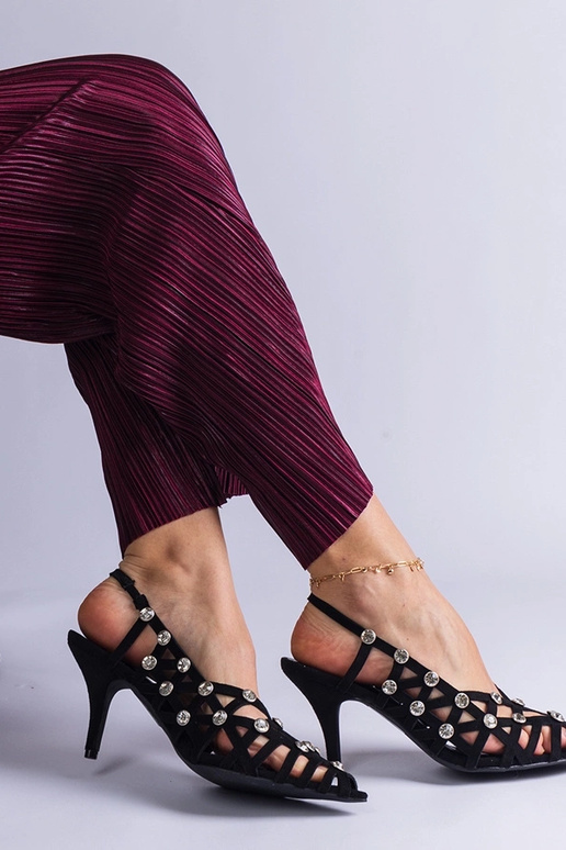 Sandália preta trançada com pedras...