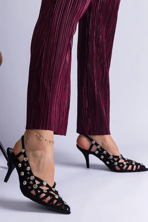 Sandália preta trançada com pedras...