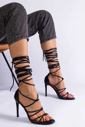 Sandália preta de salto...