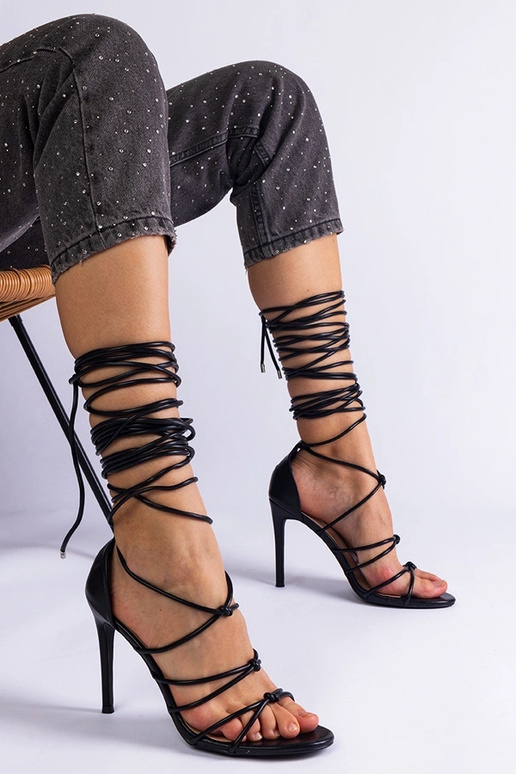 Sandália preta de salto alto com...