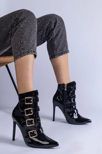 Botins pretos envernizados...