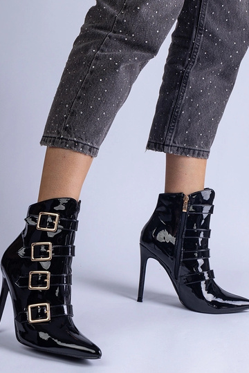 Botins pretos envernizados... 2