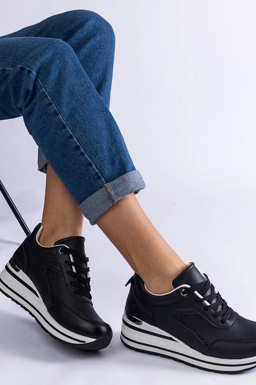 Tênis plataforma preto decorado com...