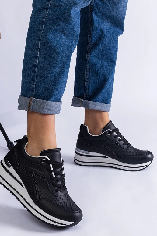 Tênis plataforma preto decorado com...