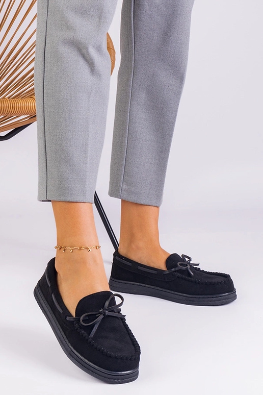 Sapatos femininos pretos de camurça...