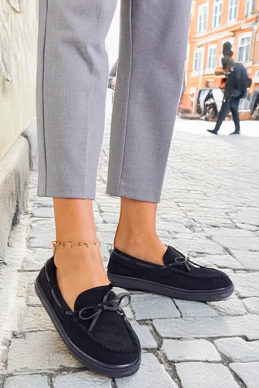 Sapatos femininos pretos de camurça...