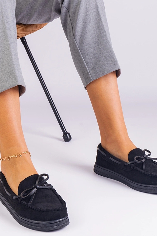 Sapatos femininos pretos de camurça...