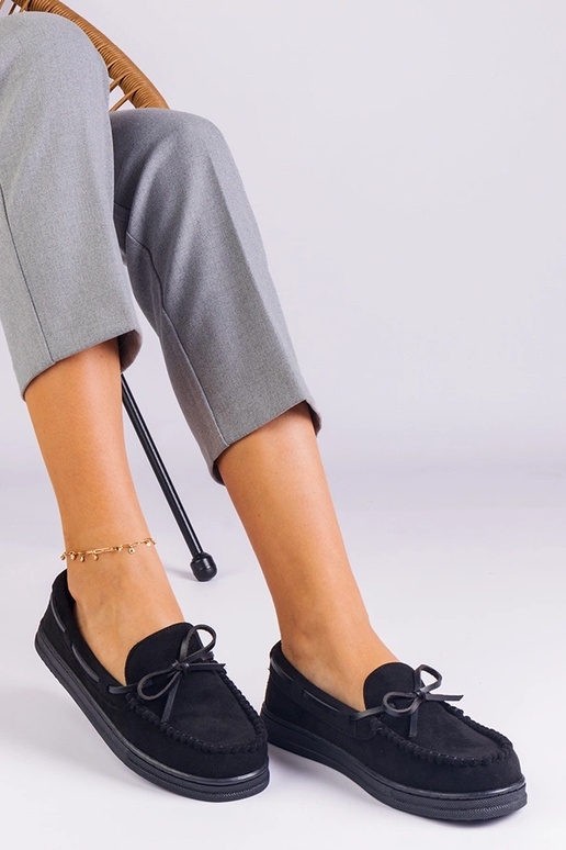 Sapatos femininos pretos de camurça...