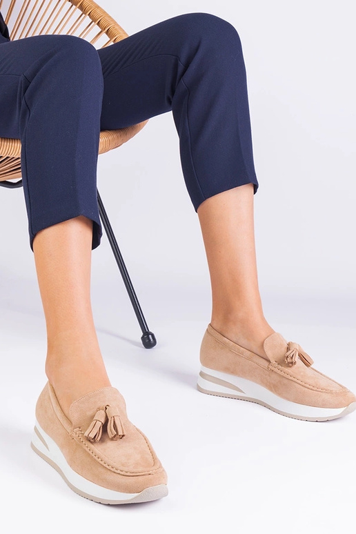 Mocassim feminino bege na plataforma...