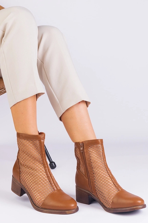 Botins de malha marrom com salto...