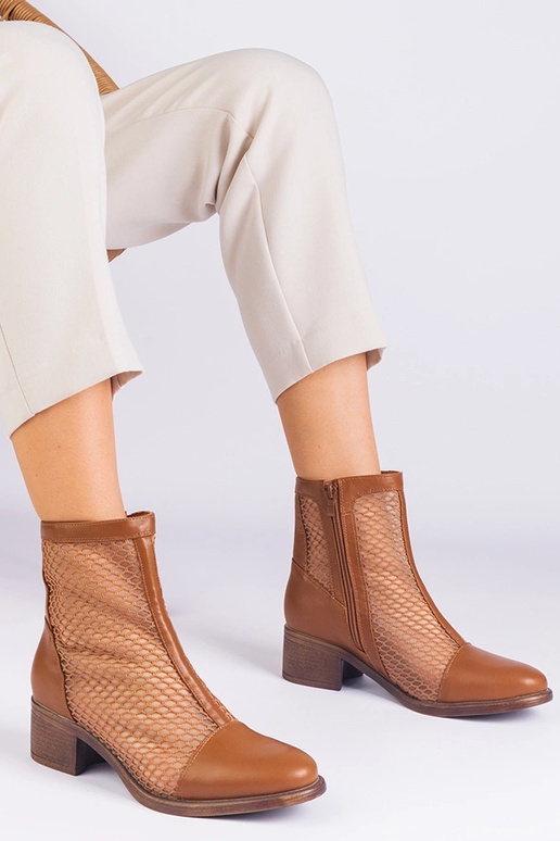 Botins de malha marrom com salto...