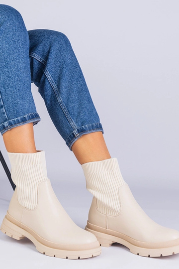 Botas beiges com cano de...