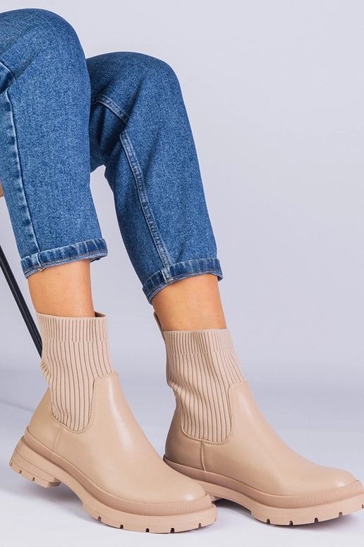 Botins castanhos com parte superior...