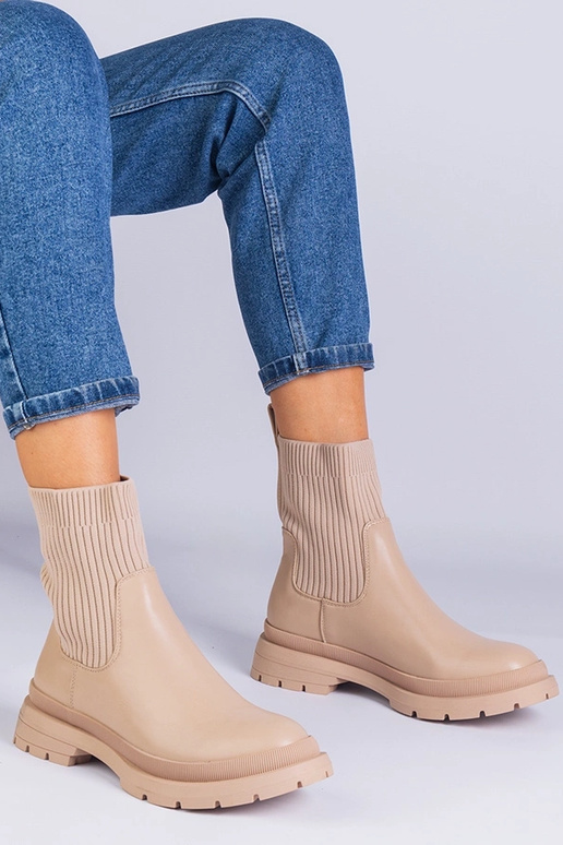 Botins castanhos com parte superior...