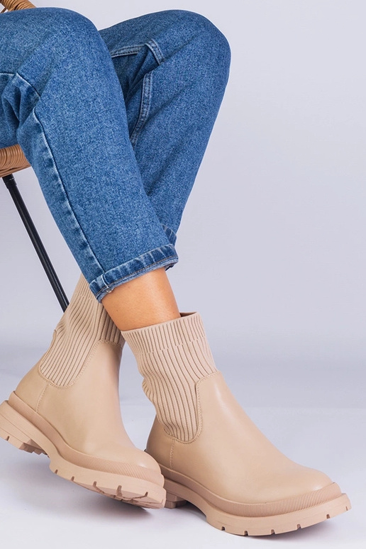 Botins castanhos com parte superior...