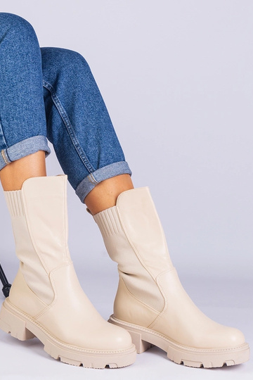 Botins bege com aplicação...