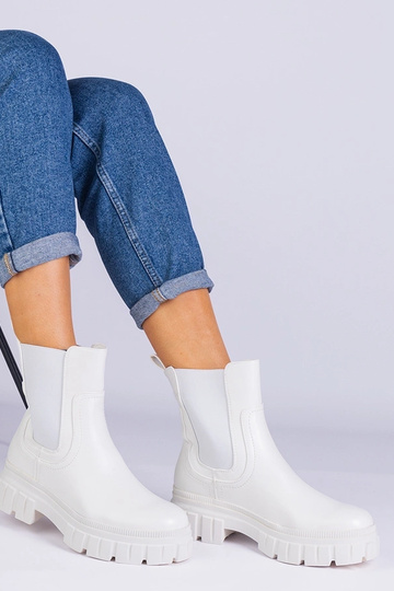 Botins brancos com elástico...