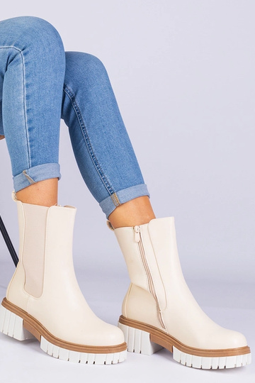 Botins bege feitos de couro...