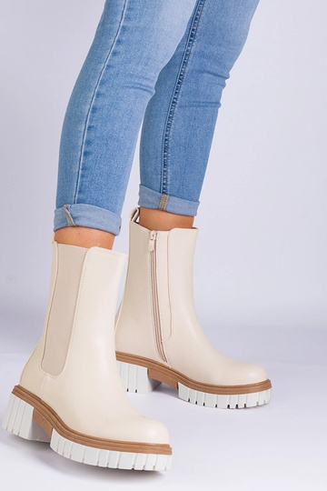 Botins bege feitos de couro... 2