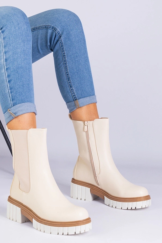 Botins bege feitos de couro sintético...