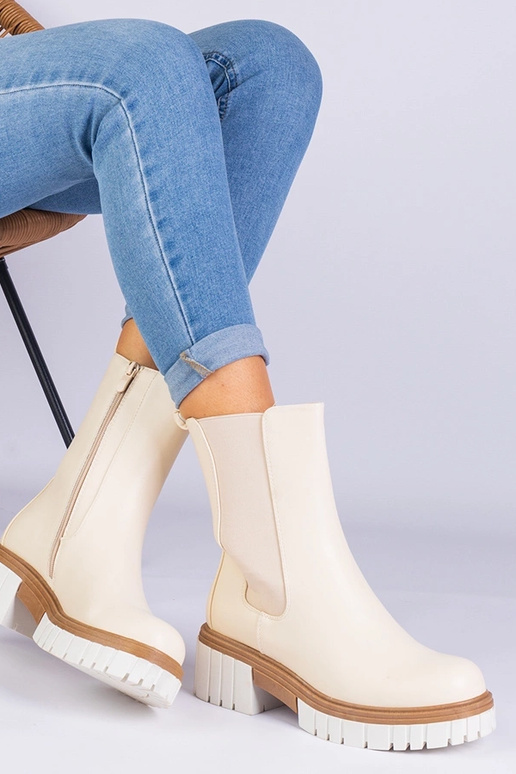 Botins bege feitos de couro sintético...