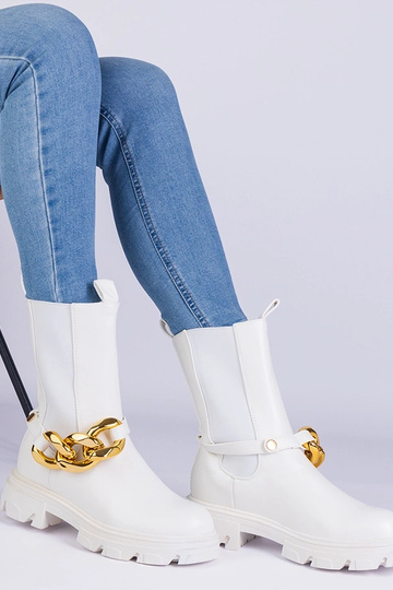 Botins brancos decorados com uma enorme corrente Florisenda
