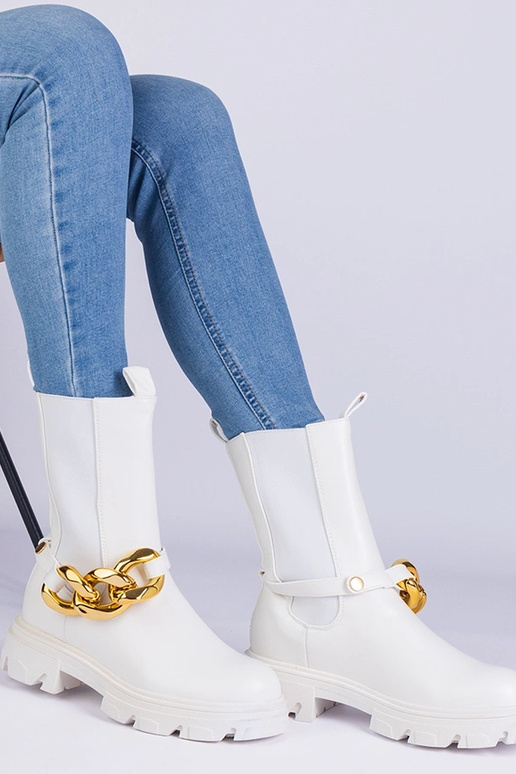 Botins brancos decorados com uma...