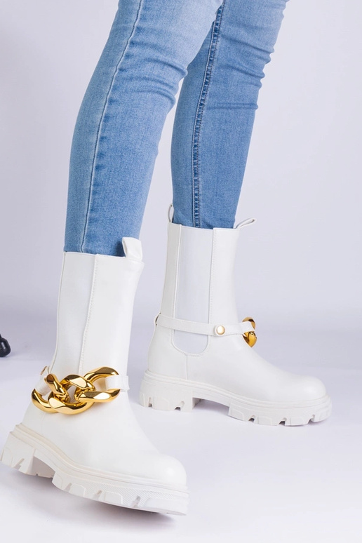 Botins brancos decorados com uma...