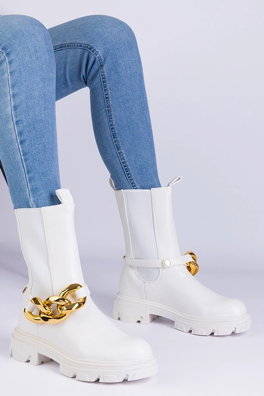 Botins brancos decorados com uma...