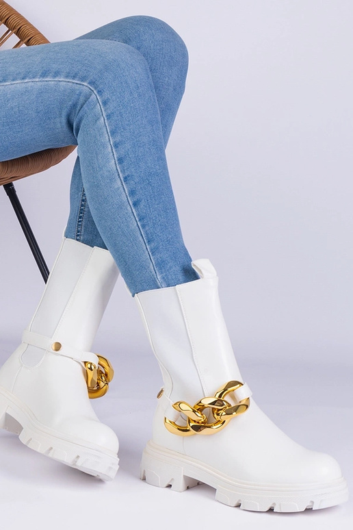 Botins brancos decorados com uma...