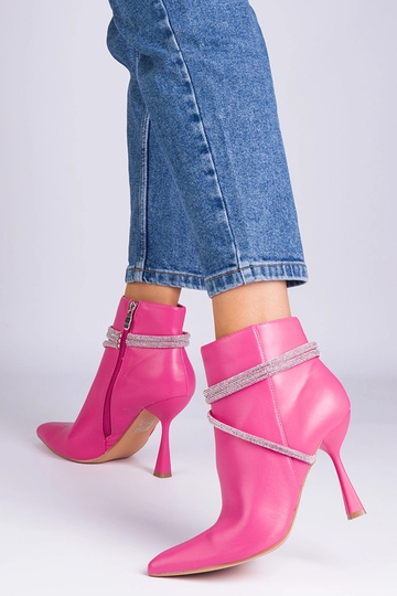 Botins de salto alto rosa decorados com strass Fantagaro