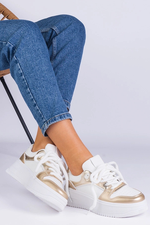 Tênis branco e dourado com plataforma...