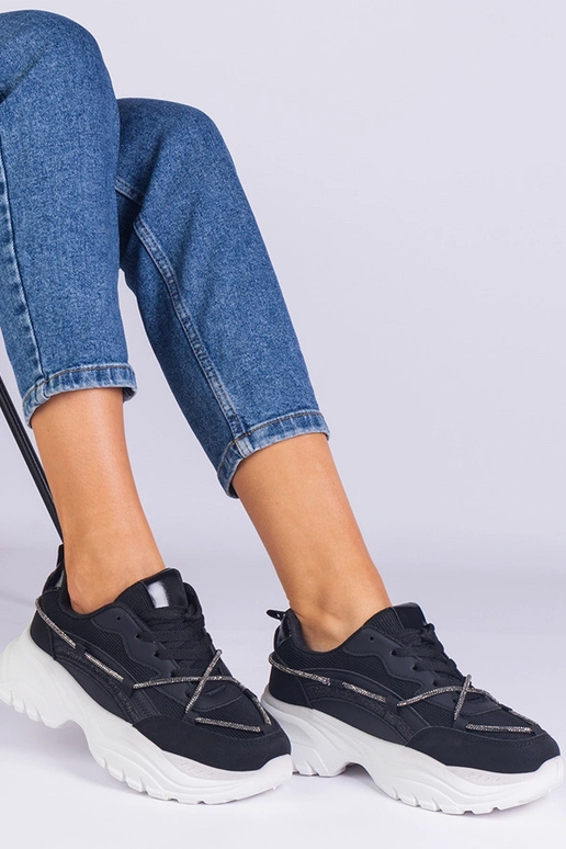 Tênis feminino preto decorado com...