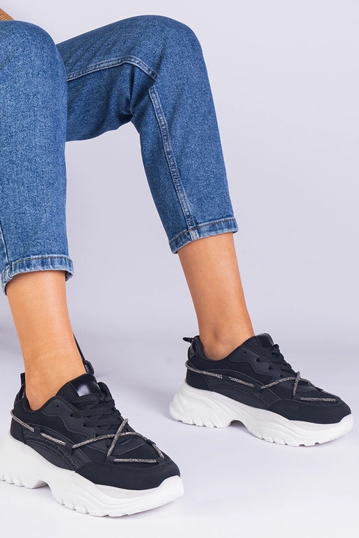 Tênis feminino preto decorado com...