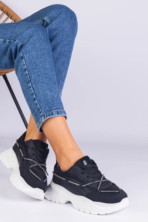 Tênis feminino preto decorado com...