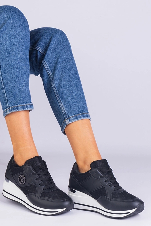 Tênis feminino preto decorado com...