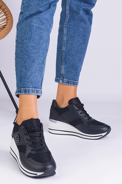 Tênis feminino preto decorado com...