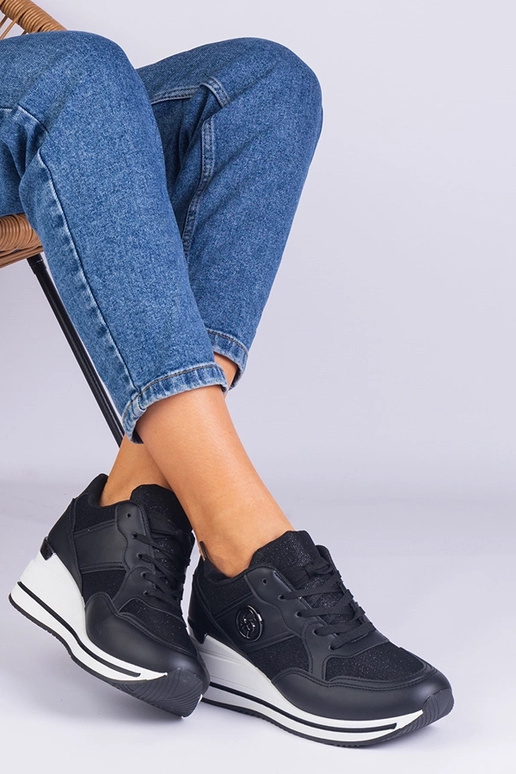 Tênis feminino preto decorado com...