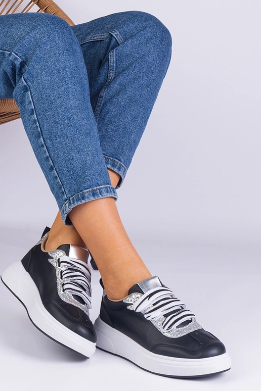 Tênis feminino preto decorado com...