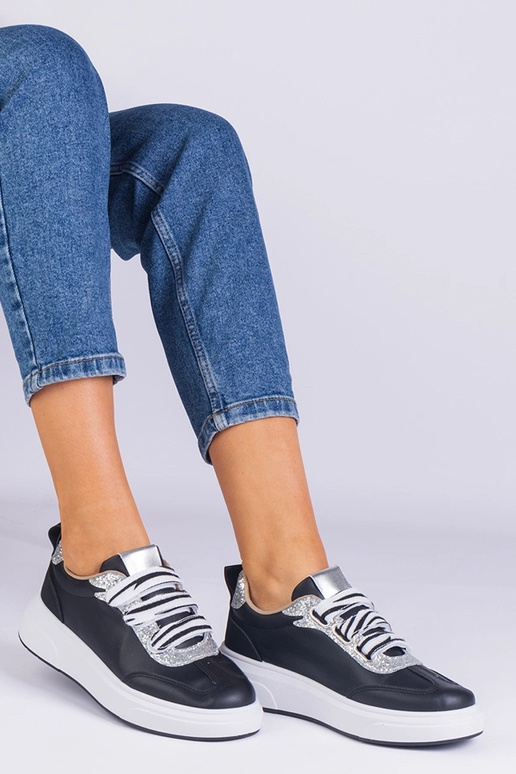 Tênis feminino preto decorado com...