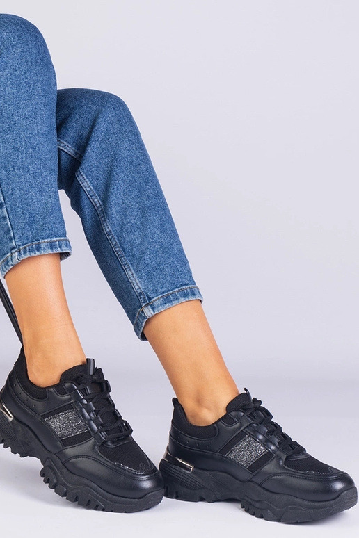 Tênis feminino preto decorado com...