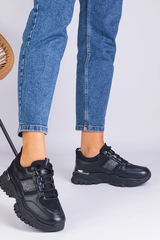 Tênis feminino preto decorado com...