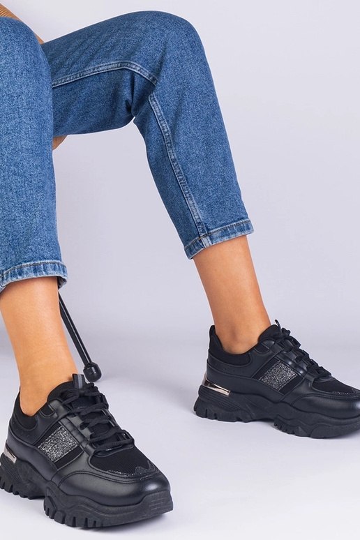 Tênis feminino preto decorado com...