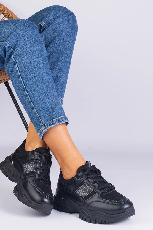 Tênis feminino preto decorado com...