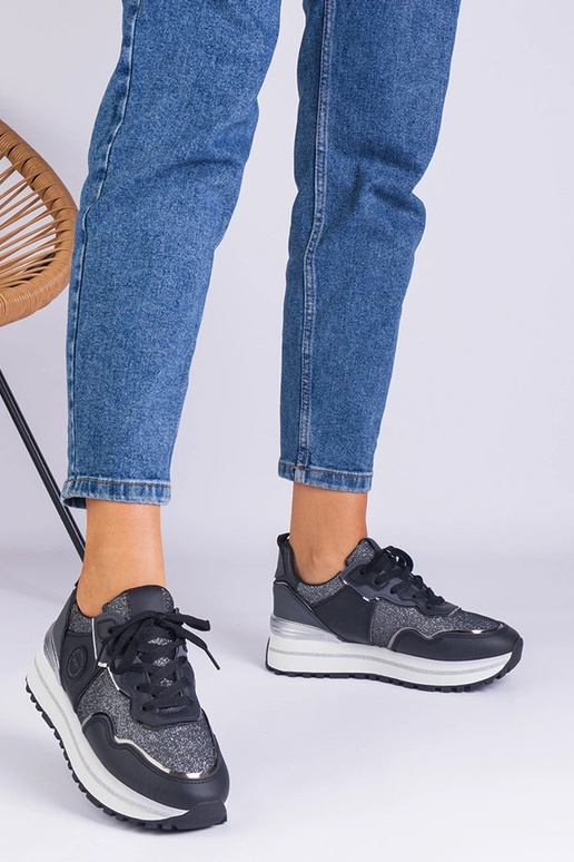 Tênis feminino preto decorado com...